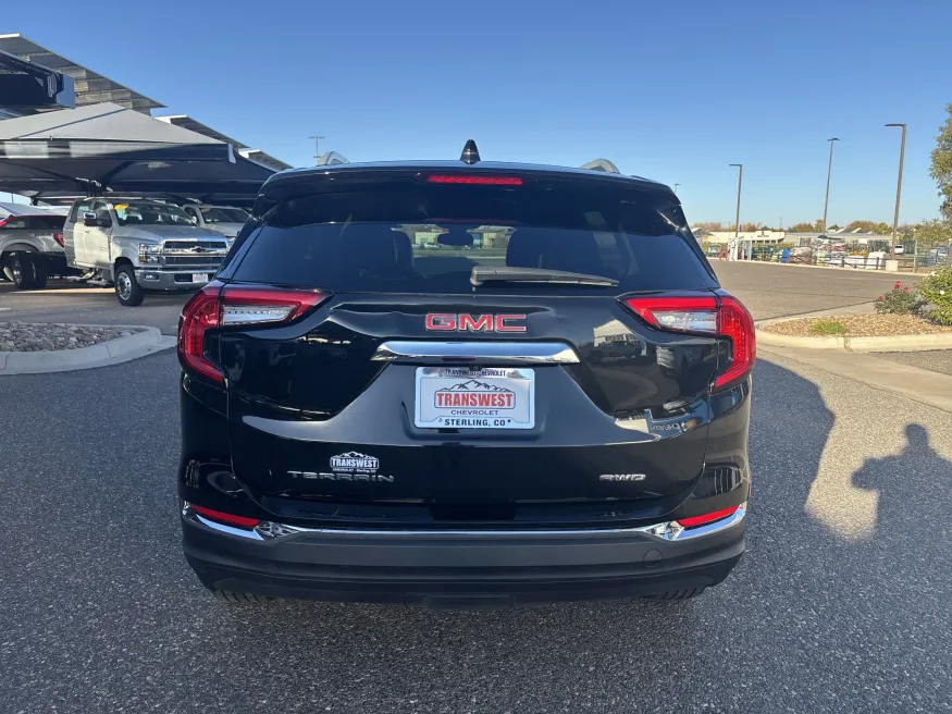 2024 GMC Terrain SLT | Photo 3 of 21