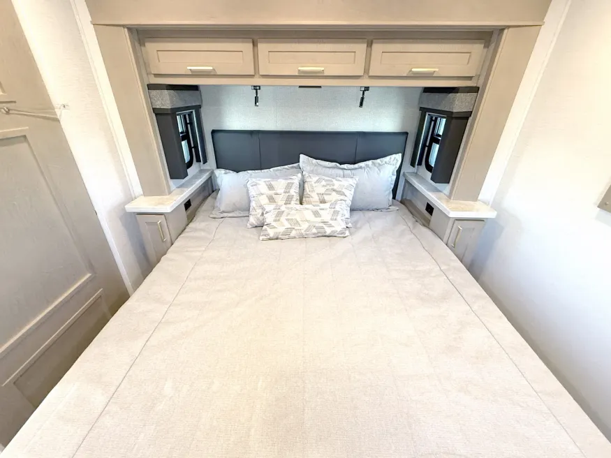 2026 Renegade Valencia 36SB | Photo 17 of 25