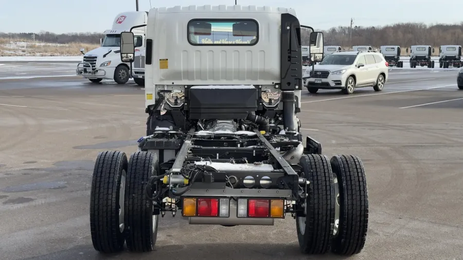 2024 Isuzu NRR | Photo 4 of 17