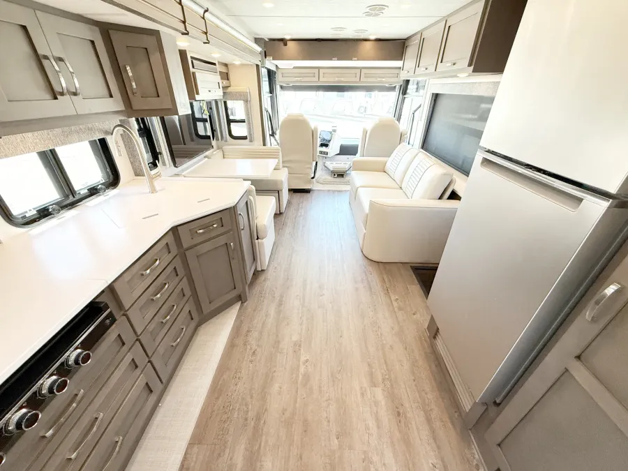 2027 Newmar Bay Star 3640 | Photo 5 of 31