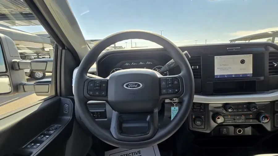 2025 Ford Super Duty F-450 | Photo 12 of 26
