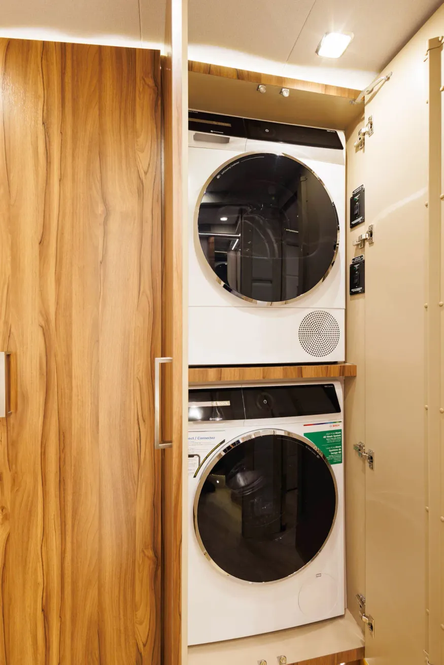 2026 Emerald Luxury Coaches Prevost H3-45 Quad Slide | Photo 12 of 34