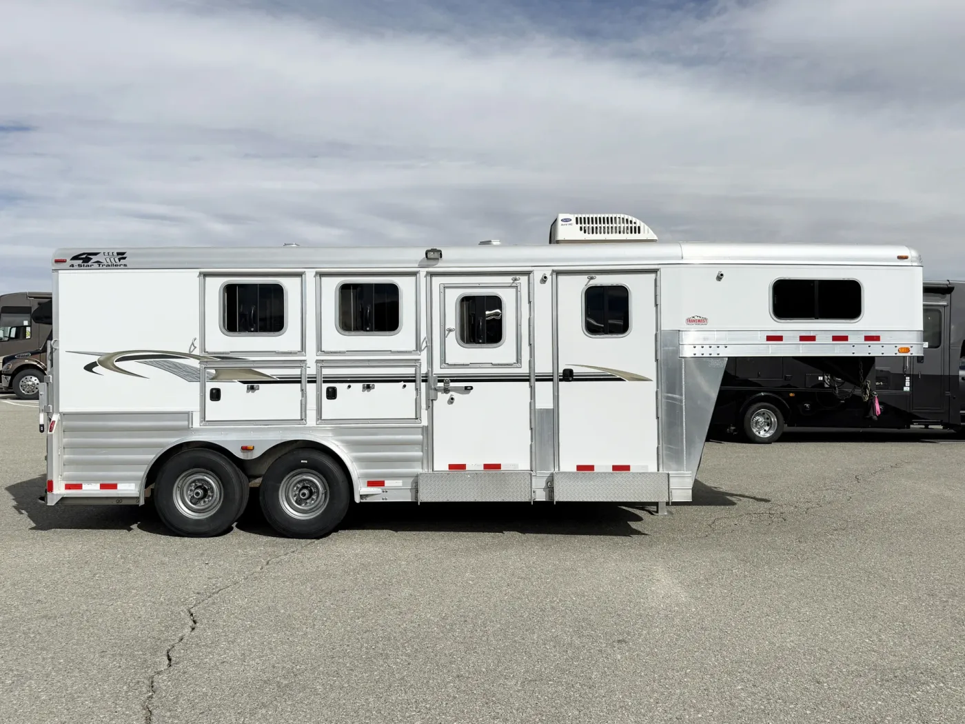 2010 4 Star 3HGN | Photo 3 of 17