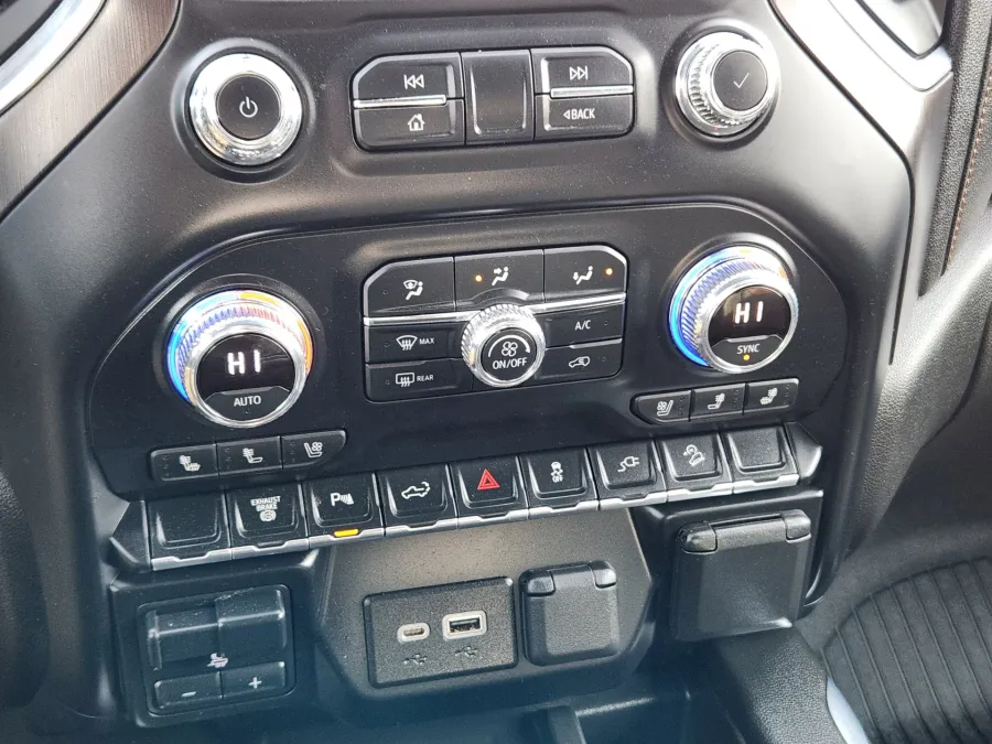 2022 GMC Sierra 2500HD AT4 | Photo 11 of 20