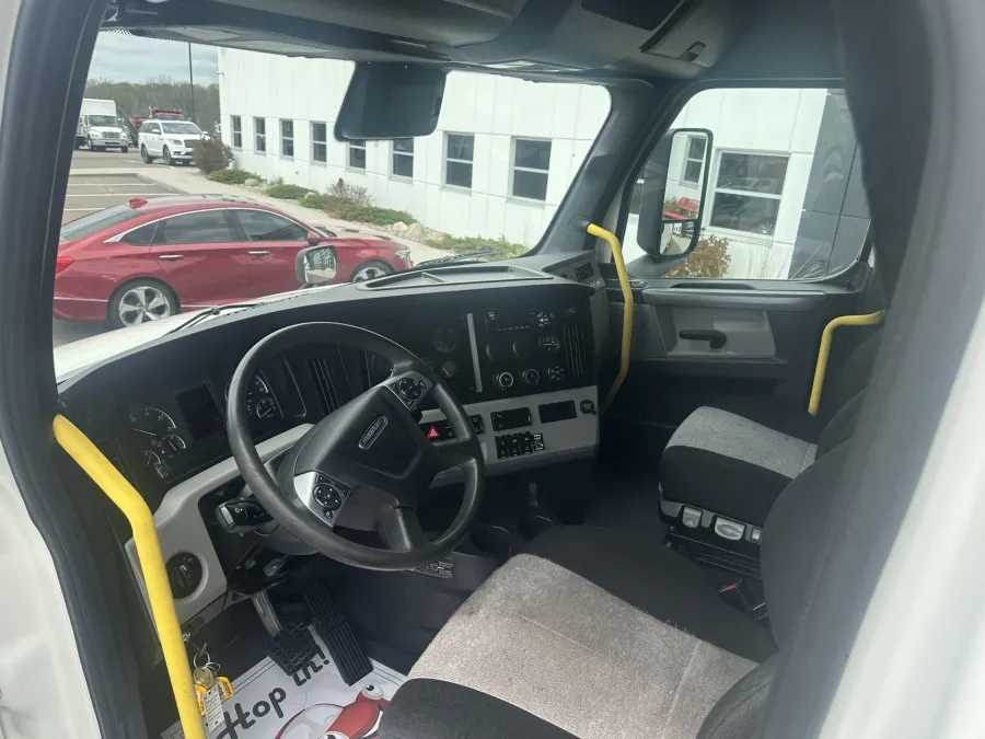 2020 Freightliner Cascadia | Photo 10 of 18