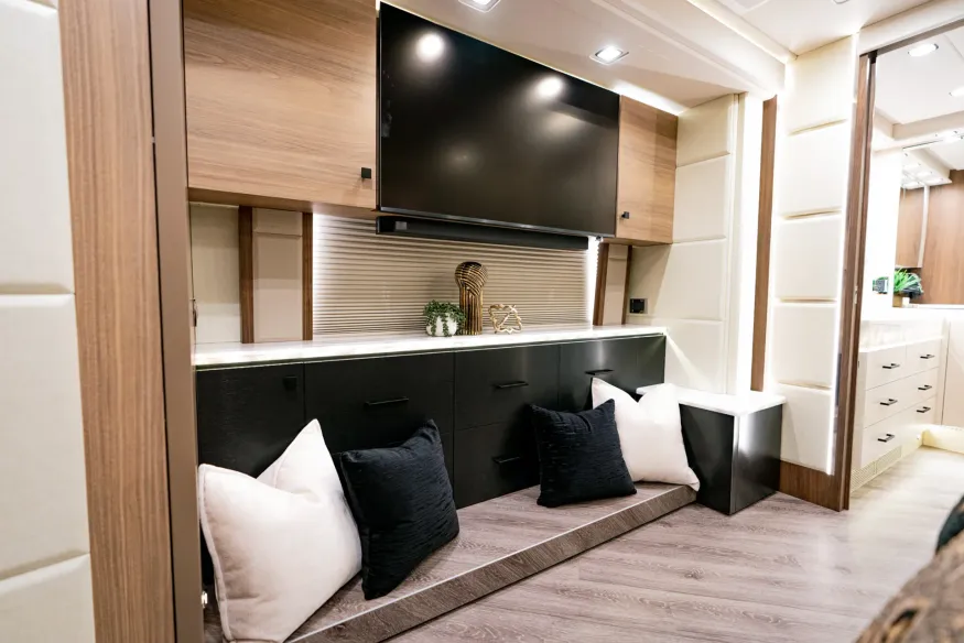 2026 Emerald Luxury Coaches Prevost H3-45 Triple Slide | Photo 11 of 20