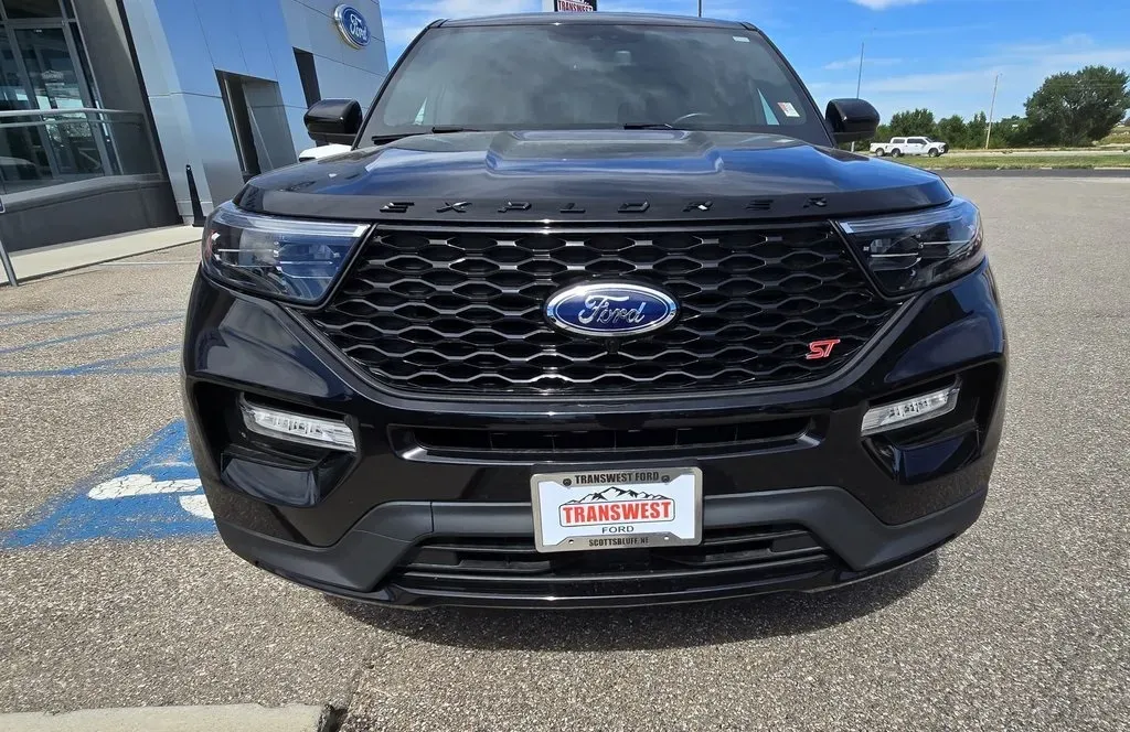 2022 Ford Explorer | Photo 2 of 31