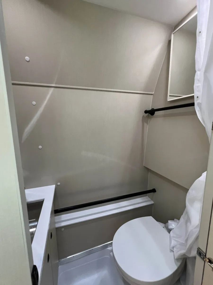 2026 Pleasure-way Plateau RB | Photo 26 of 28