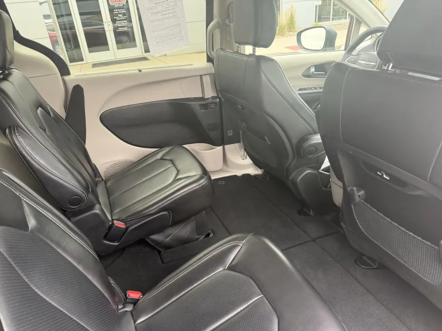 2023 Chrysler Pacifica Touring L | Photo 12 of 24