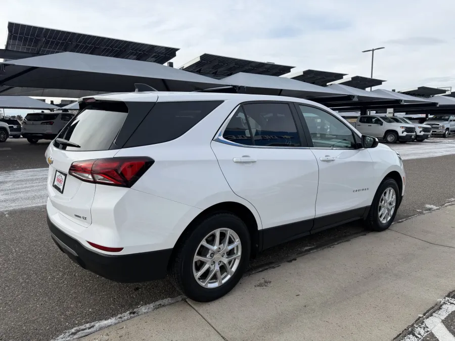 2022 Chevrolet Equinox LT | Photo 4 of 18