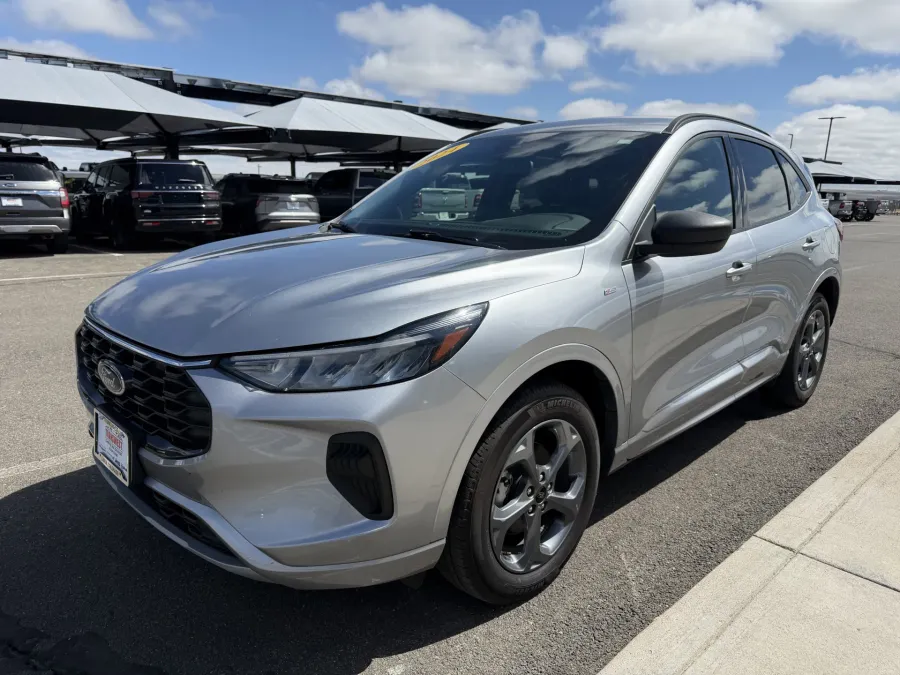 2024 Ford Escape ST-Line | Photo 3 of 24