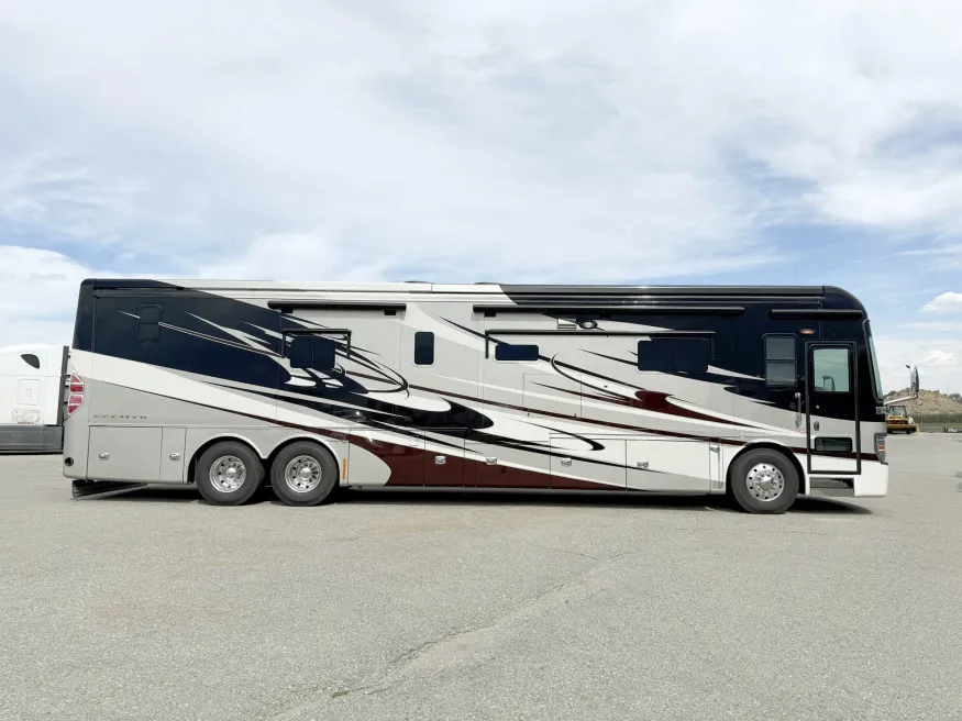 2013 Tiffin Zephyr | Photo 3 of 32