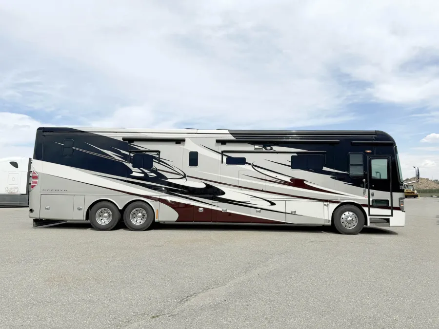 2013 Tiffin Zephyr | Photo 3 of 32