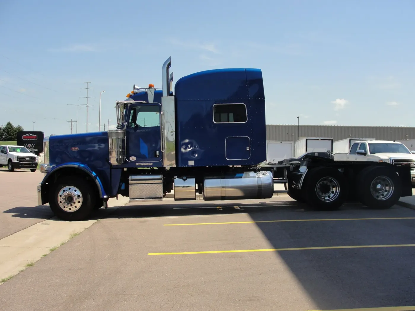 2022 Peterbilt 389 | Photo 2 of 23