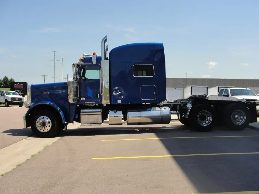 2022 Peterbilt 389 | Photo 2 of 23