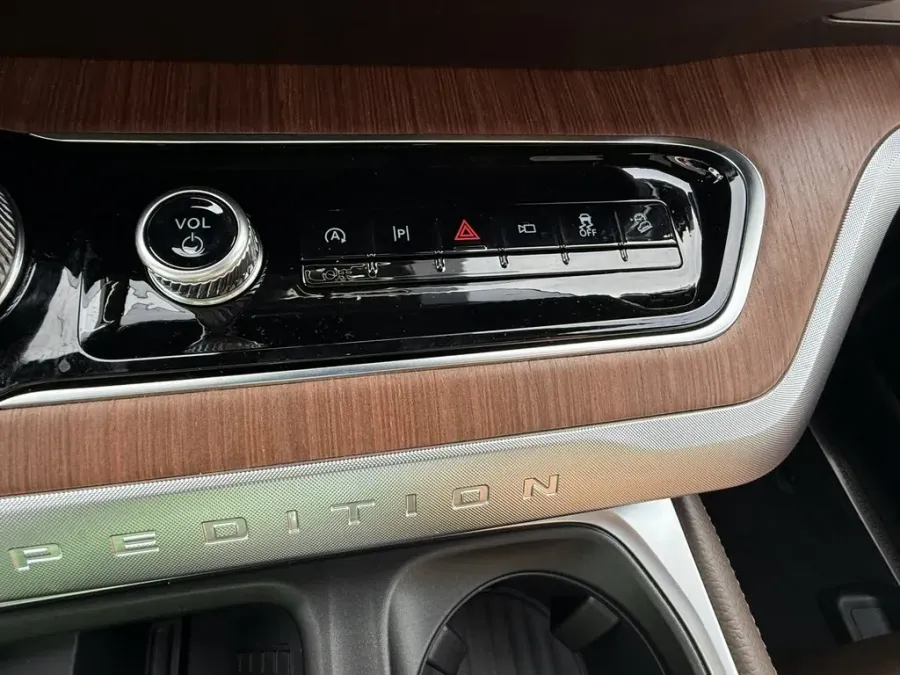 2025 Ford Expedition Max | Photo 23 of 34