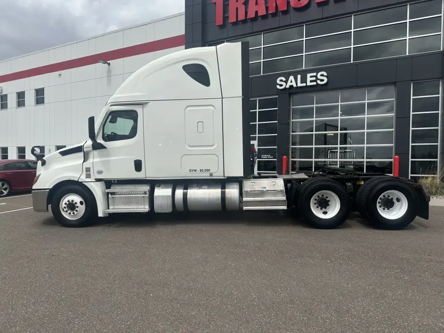 2020 Freightliner Cascadia | Photo 8 of 18