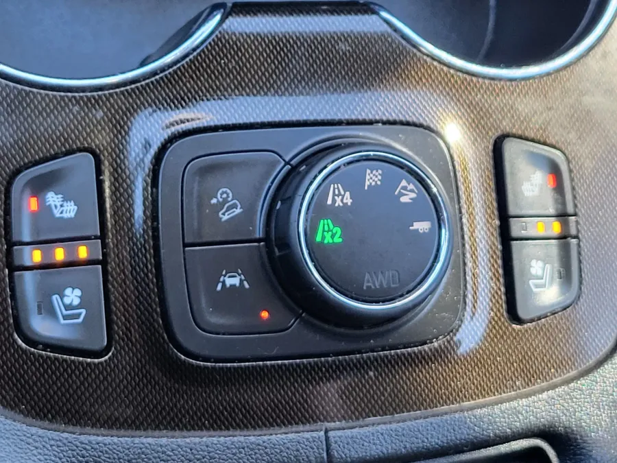 2023 GMC Acadia AT4 | Photo 16 of 27