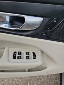 2022 Volvo XC60 Momentum | Thumbnail Photo 12 of 19