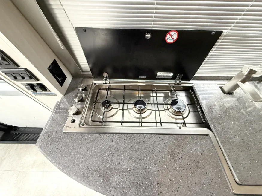 2015 Winnebago Era 70C | Photo 10 of 17