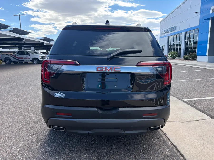 2023 GMC Acadia AT4 | Photo 4 of 25