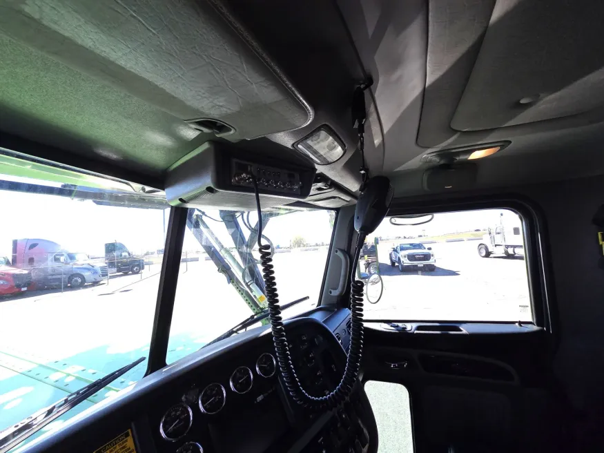 2022 Peterbilt 389 | Photo 35 of 40