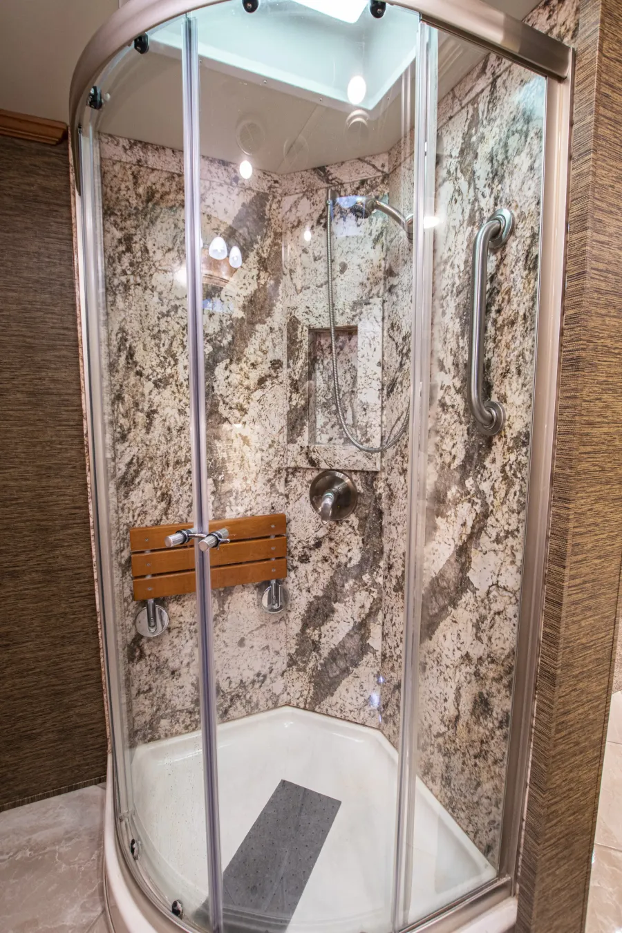 2015 Newmar Dutch Star 4018 | Photo 26 of 32