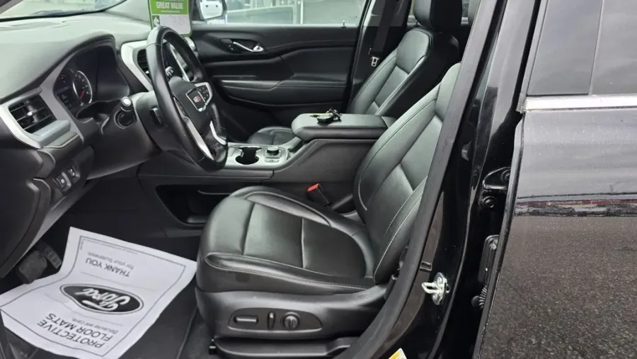 2023 GMC Acadia | Photo 14 of 30