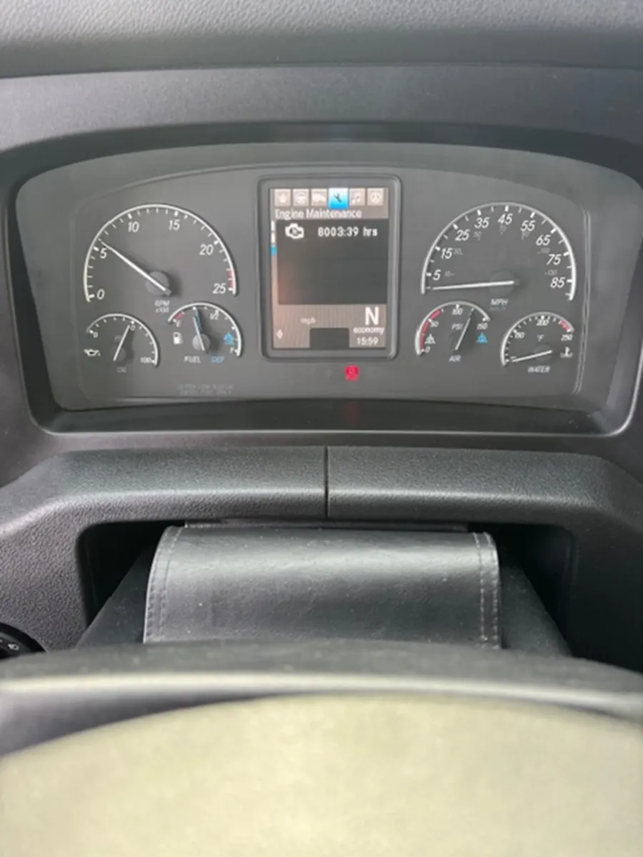 2024 Freightliner Cascadia | Photo 9 of 16