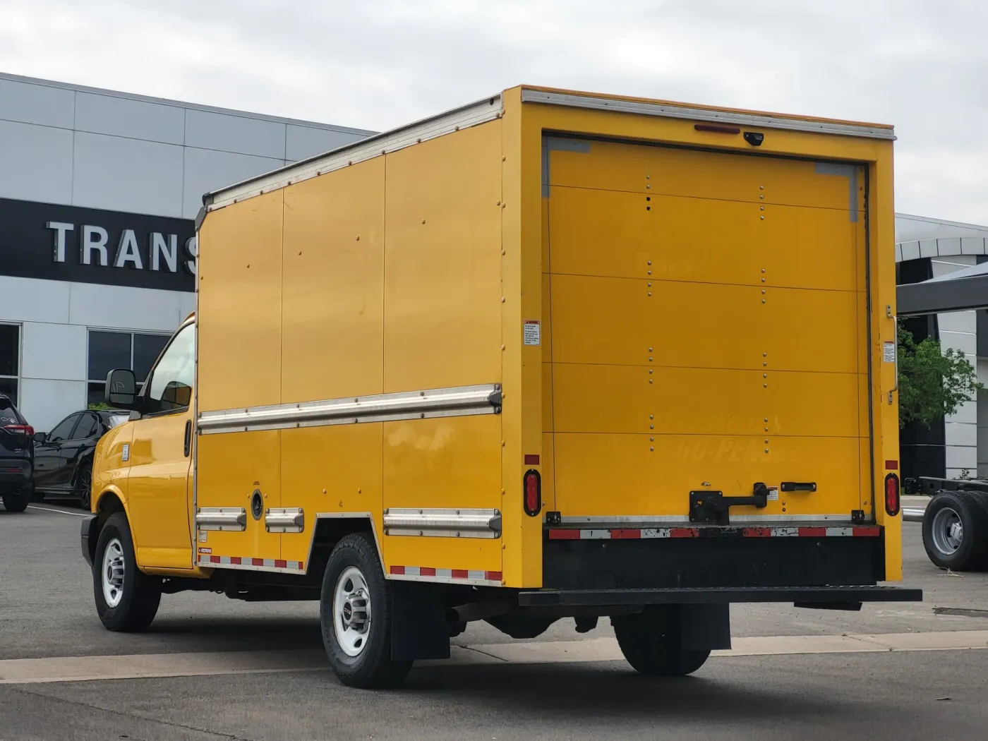 2021 GMC Savana Commercial Cutaway CUTWAY | Photo 4 of 20
