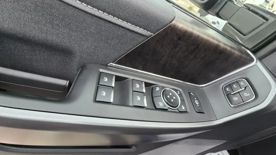 2026 Ford Super Duty F-350 | Photo 16 of 36