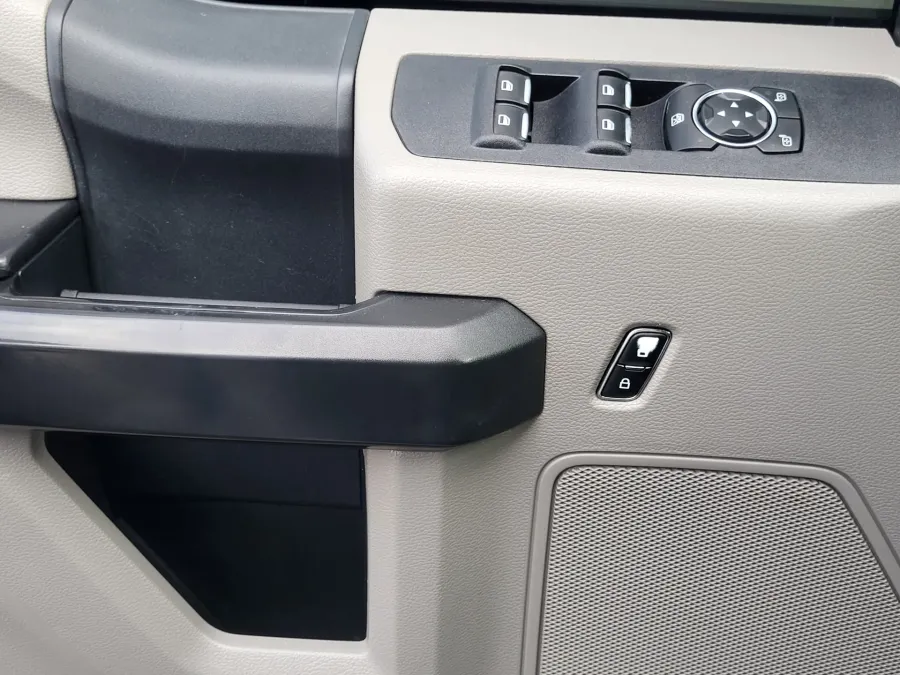 2019 Ford Super Duty F-350 SRW | Photo 17 of 23