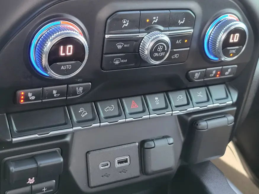 2023 GMC Sierra 2500HD AT4 | Photo 16 of 24