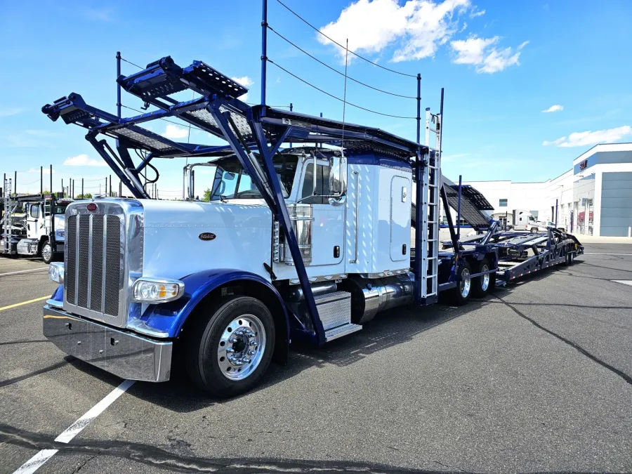 2023 Peterbilt 389 | Photo 1 of 34