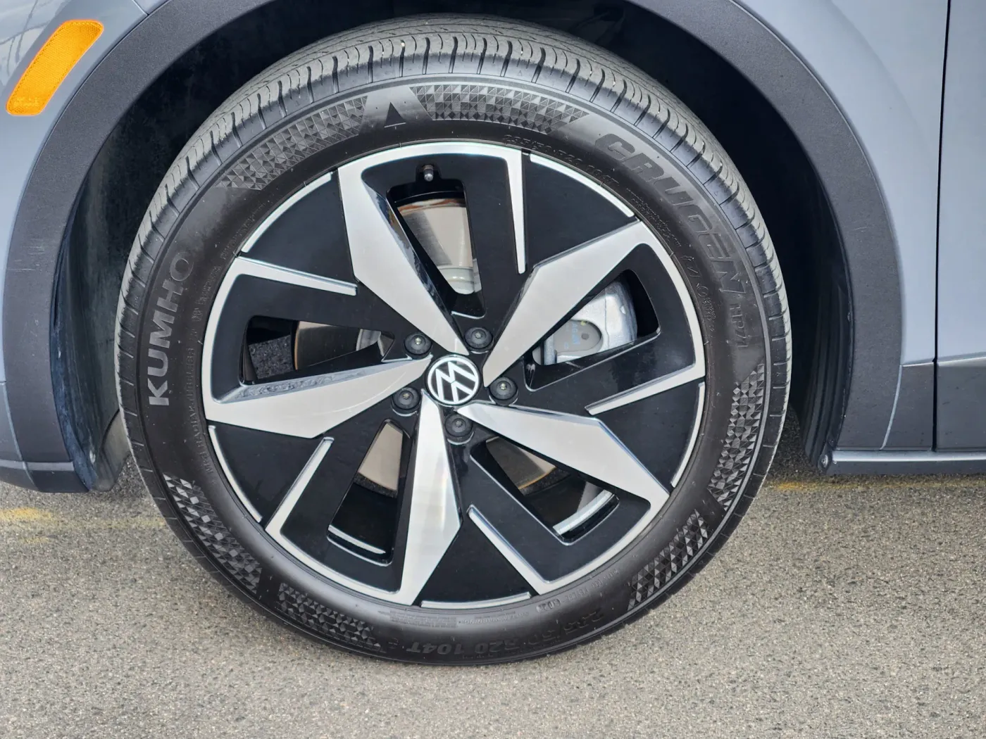 2023 Volkswagen ID.4 | Photo 5 of 22