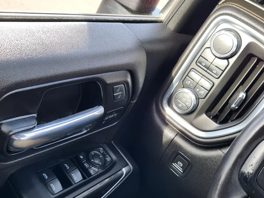 2022 GMC Sierra 2500HD AT4 | Photo 12 of 20