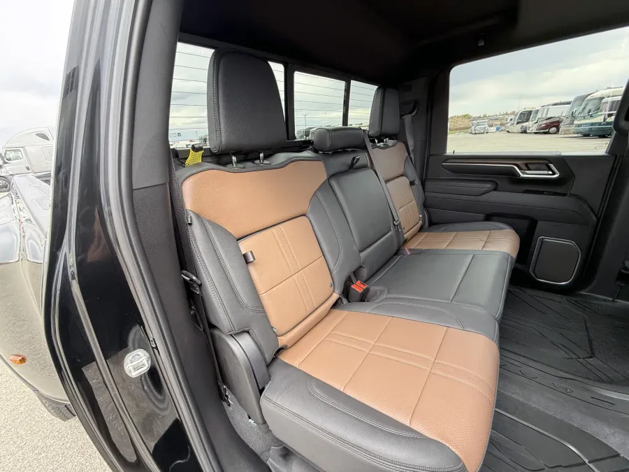 2025 Chevrolet Silverado 3500HD High Country | Photo 18 of 23