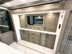 2026 Newmar Summit Aire 4505 | Thumbnail Photo 15 of 32