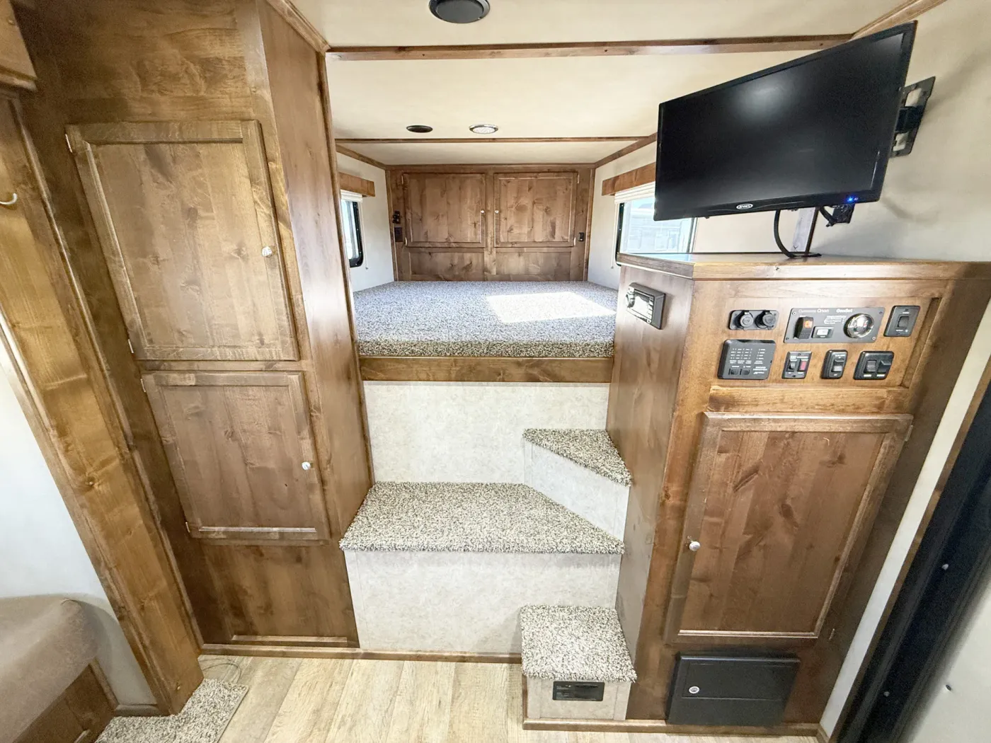 2021 Logan Coach Select 812 3HLQ | Photo 5 of 27