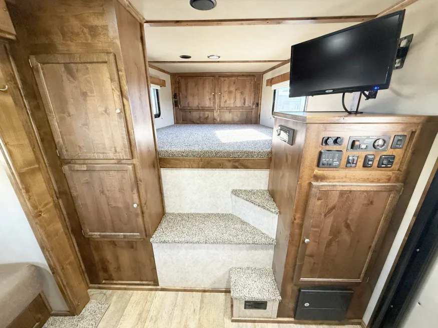 2021 Logan Coach Select 812 3HLQ | Photo 5 of 27