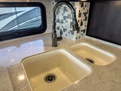 2020 Newmar Dutch Star 3709 | Thumbnail Photo 13 of 27