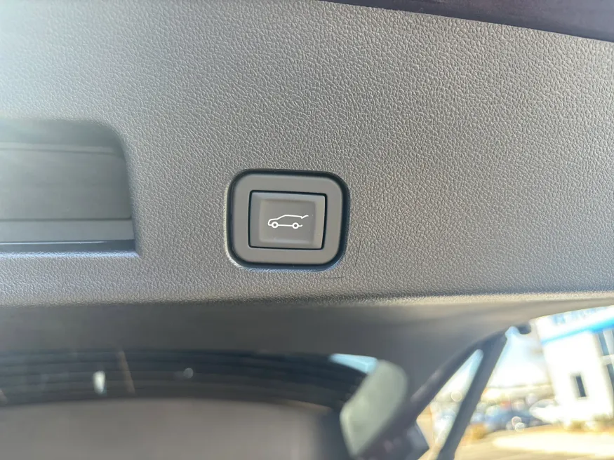 2026 Chevrolet Traverse AWD High Country | Photo 10 of 26