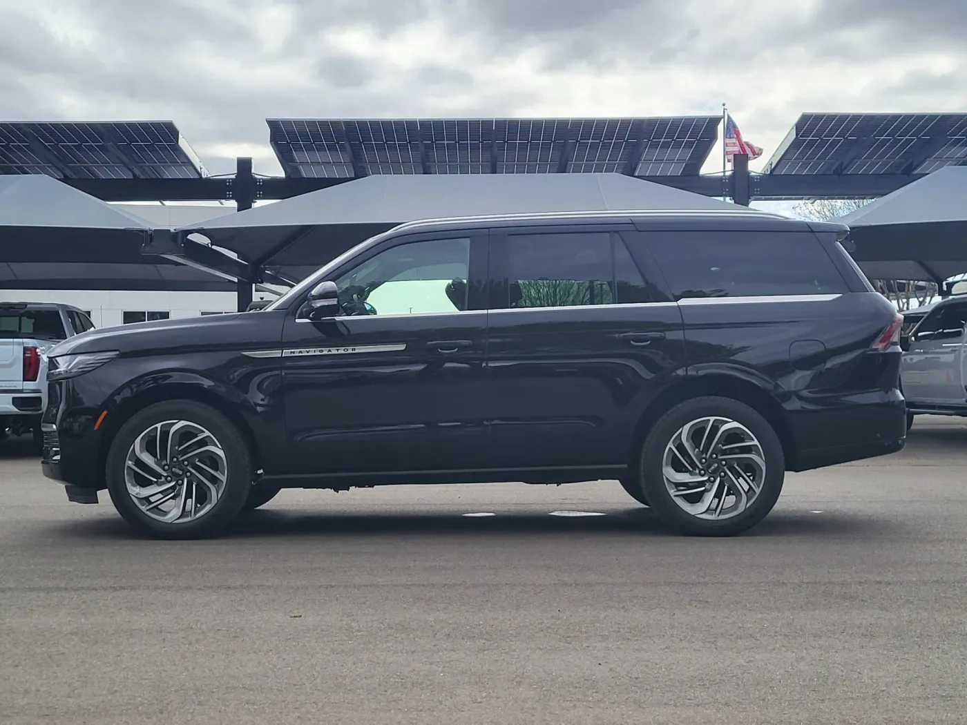 2025 Lincoln Navigator Reserve | Photo 3 of 26