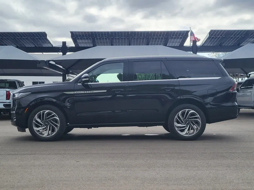 2025 Lincoln Navigator Reserve | Photo 3 of 26
