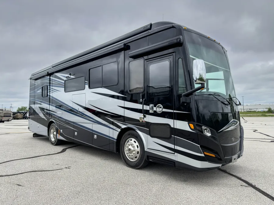 2023 Tiffin Allegro Red 33AA | Photo 7 of 25