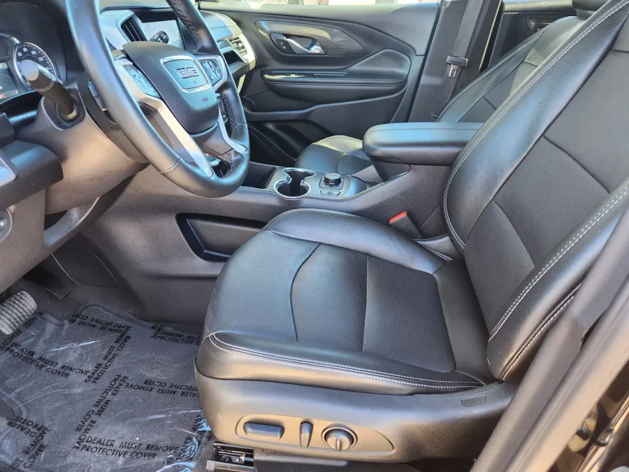 2024 GMC Terrain SLT | Photo 8 of 28