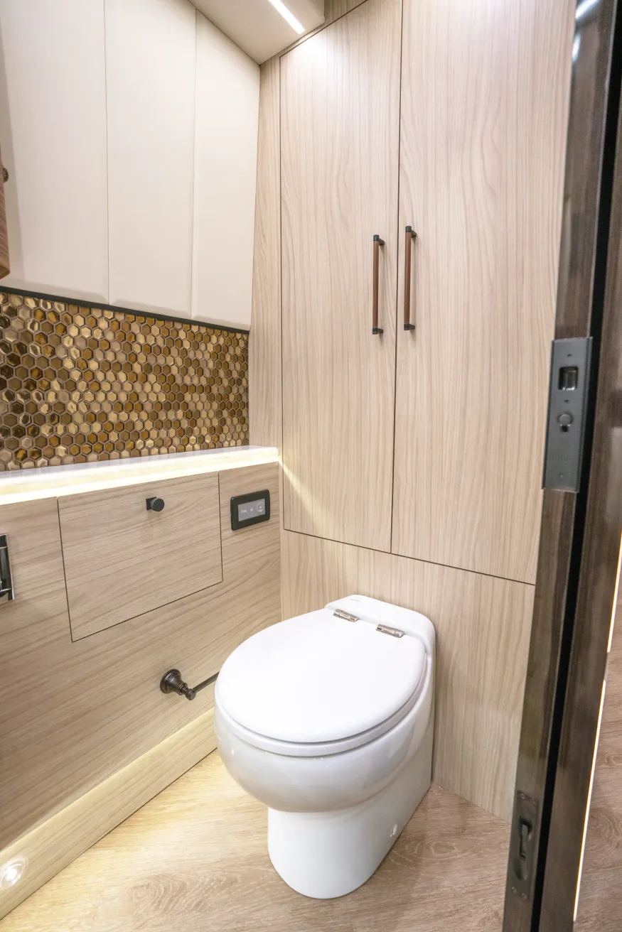 2026 Emerald Luxury Coaches Prevost H3-45 Triple Slide | Photo 13 of 23