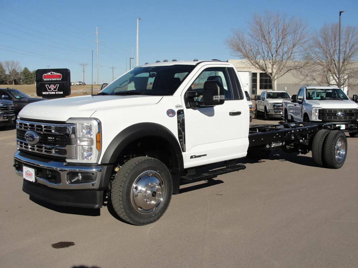 2024 Ford F-550 | Photo 1 of 11