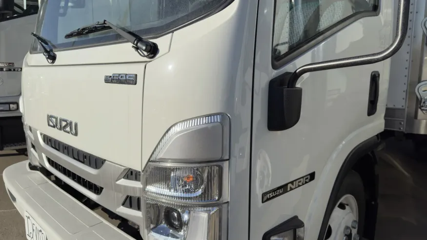 2025 Isuzu NRR GAS | Photo 4 of 10