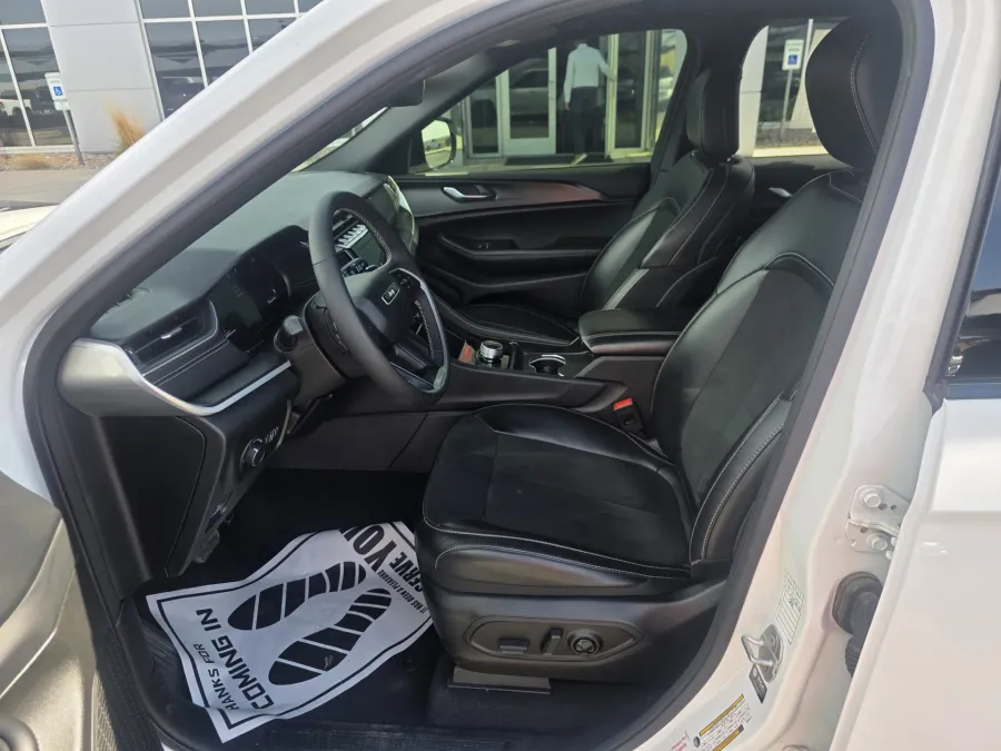 2025 Jeep Grand Cherokee Altitude | Photo 9 of 31